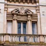 L'immobile fu fondato alla fine dell'800 ed � contraddistinto da quattro colonne che racchiudono il portone e reggono l'unico elegante balcone